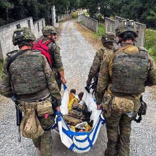 EjercitoTierra's tweet photo. ¡Buenos días y feliz semana! 🩺 CADA SEGUNDO CUENTA.
🫵 Controlar una hemorragia, mantener la vía aérea o evacuar a un herido puede resultar decisivo en un escenario táctico.
El personal de la Brigada «Galicia» VII #BRILAT practica la aplicación de torniquetes y apósitos hemostáticos, la descompresión torácica con aguja y diferentes técnicas de arrastre, porte y evacuación con camillas tácticas bajo fuego simulado.🎯
¿Conocías la importancia de esta instrucción para salvar vidas? Comenta y comparte. #SomostuEjército 🇪🇸