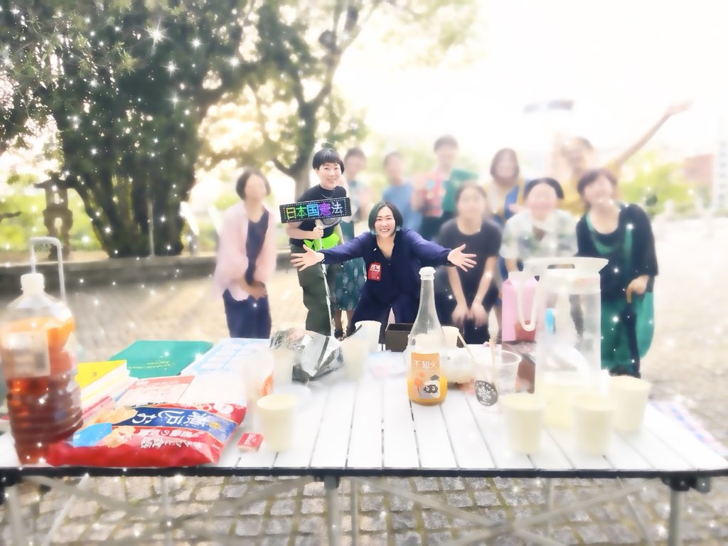 takinamiyukari's tweet photo. 広島にて。

12日夕方から平和記念公園で「お茶アクション」。来てくれた人たちと、各地域のデモ事情などで盛り上がる。

ハチドリ舎に移動（エレクトリカルに歓迎されてほっこり）、店主の安彦さんとトークイベント。ただ集まること、その場所があること、持続可能であること。それらの大切さ難しさ。 https://t.co/H4sM0Anx2o