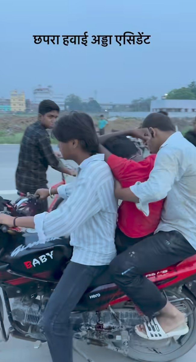being_adarsh01's tweet photo. छपरा हवाई अड्डा में स्टंटबाजी-रीलबाजी बहुत ज्यादा बढ़ गया है , इन लोगों का खुद का नुकसान तो होता ही है साथ ही बुजुर्ग-बच्चे जो टहलने खेलने जाते है उन्हें भी खतरा बना रहता है ।
अक्सर मेजर एक्सीडेंट्स होते है , मौत भी हो चुकी है ।
@SaranPolice से आग्रह है मामले को संज्ञान में लें। https://t.co/NvgjUDlmRN