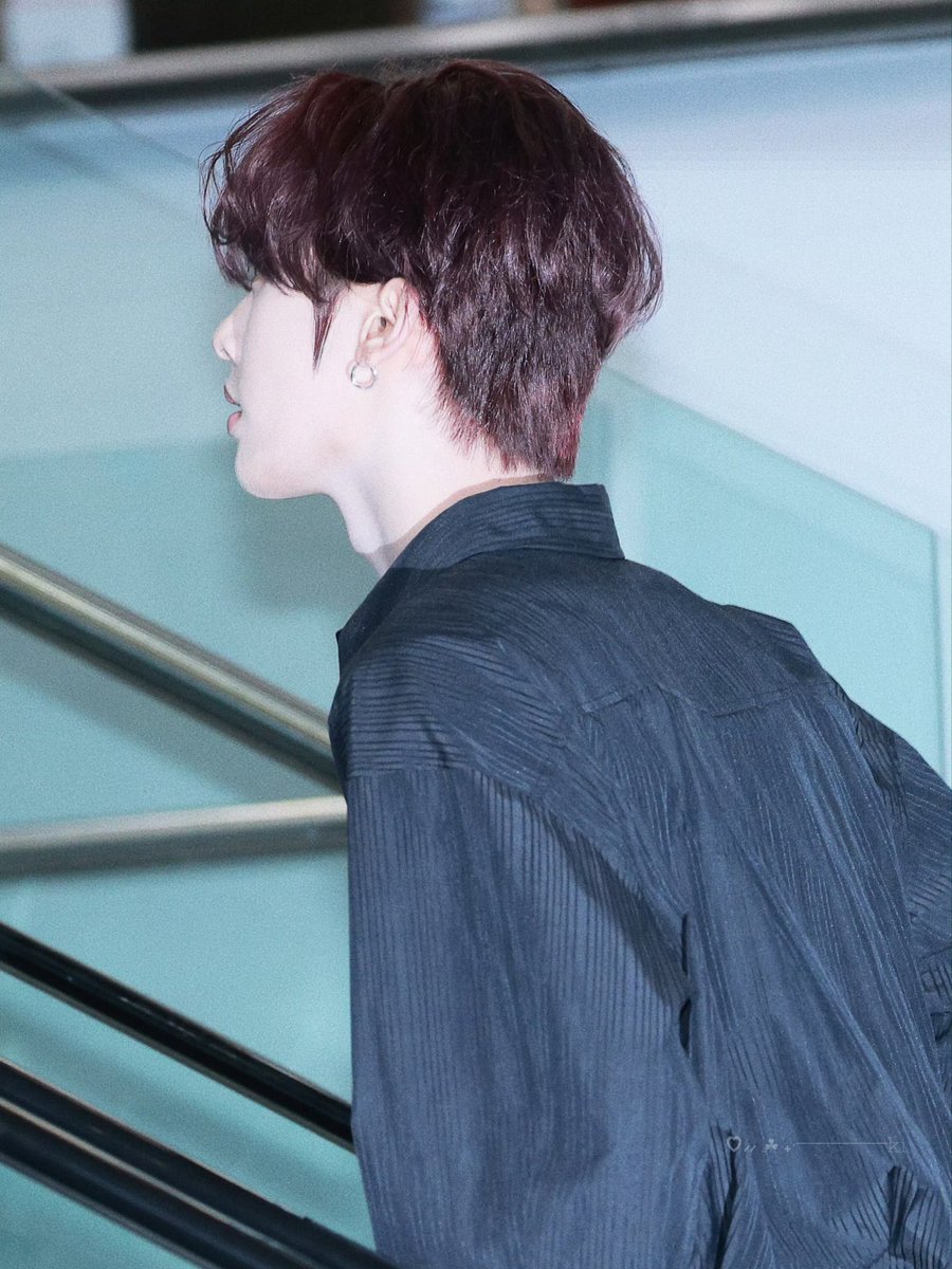 lovericky_HS's tweet photo. 太美丽的侧面线条，特别是喉结。配上他白皙的皮肤与红色的头发，简直就是美人鱼。 https://t.co/iFgn1Z0BFU