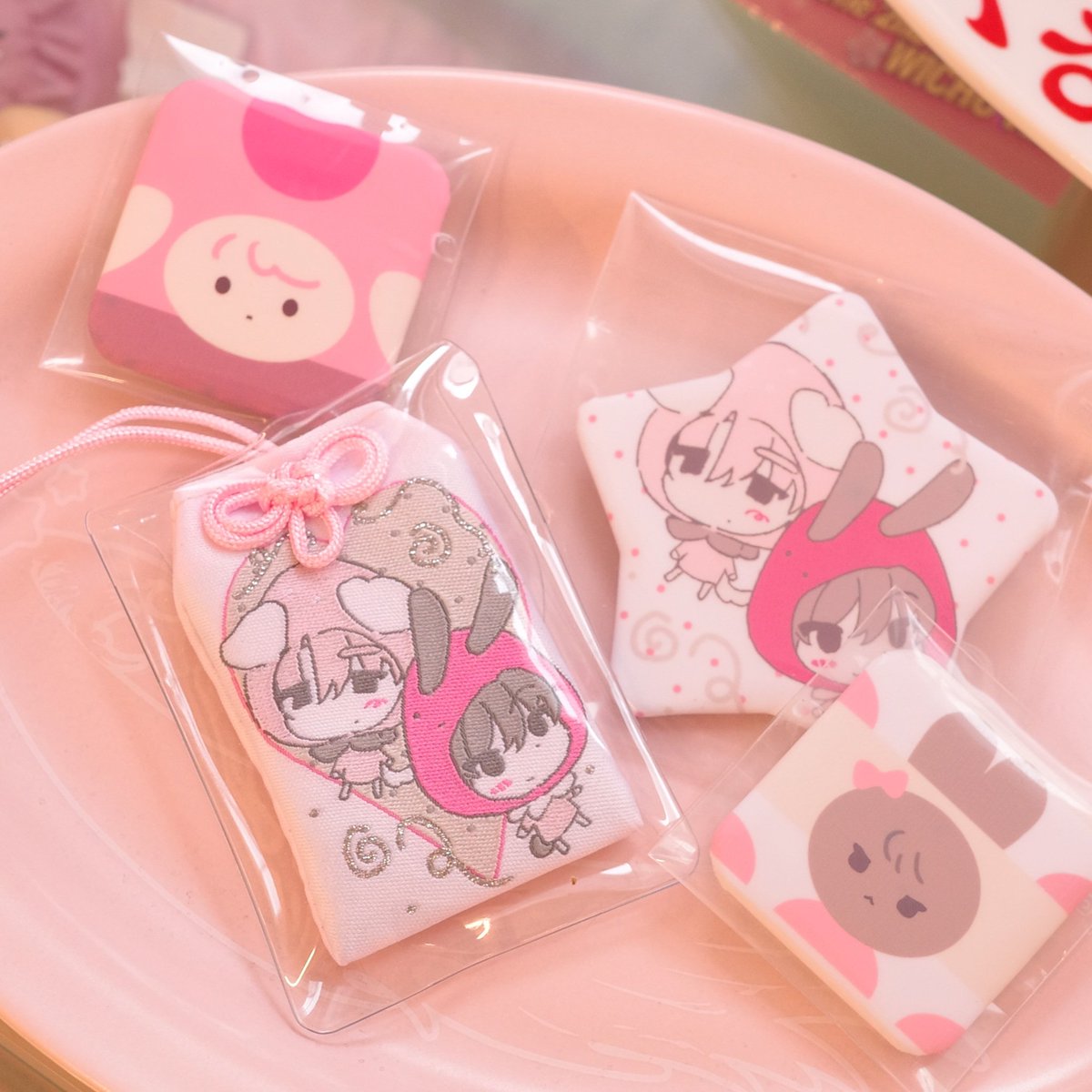 HQBBDR's tweet photo. 🚗🚗₌₃ 
[ 로즈하트 ] 대원 물품 도착💗
@yunsodoeun

✪ 재입고
heart pin set
strawberry pin set
hoodie photocard set
dessert mascot set
photo frame set
strawberry omamori https://t.co/BaQaTNzu3L