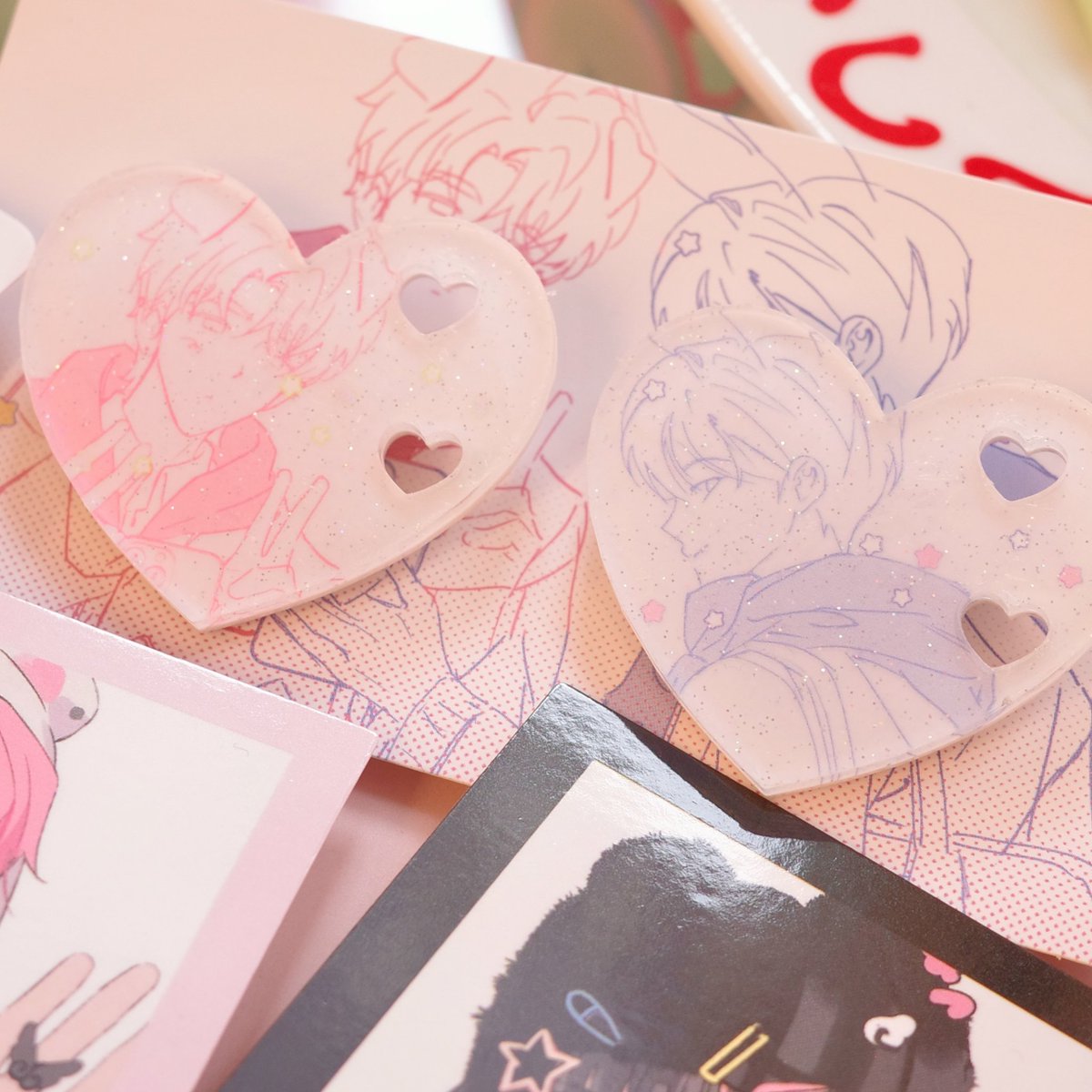HQBBDR's tweet photo. 🚗🚗₌₃ 
[ 로즈하트 ] 대원 물품 도착💗
@yunsodoeun

✪ 재입고
heart pin set
strawberry pin set
hoodie photocard set
dessert mascot set
photo frame set
strawberry omamori https://t.co/BaQaTNzu3L
