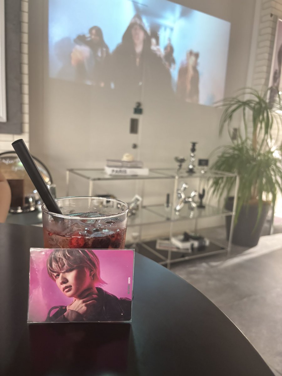 besty_0815's tweet photo. J連れてカフェきた https://t.co/Q6UYY12kZt