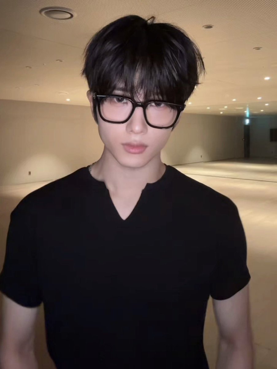 myfebfifth's tweet photo. jisung went to overmars to get his makeup done so he can shoot these challenges 🥹 best idol ever.. https://t.co/RonWZ091JQ