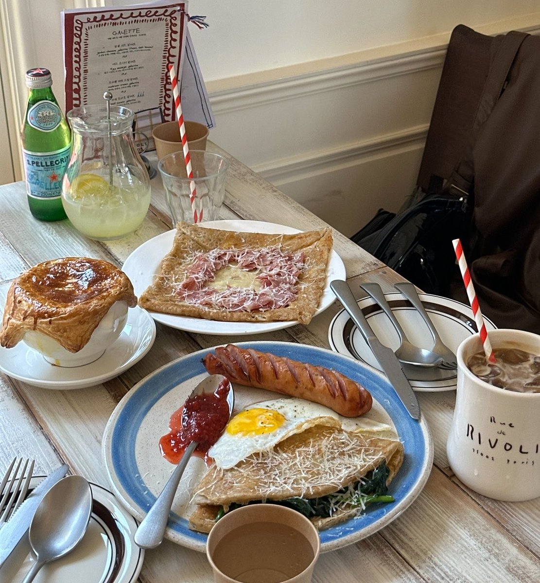 ispraews's tweet photo. ใครไปเกาหลีไปซองซูต้องแวะ แนะนำร้าน brucnh ชื่อร้าน rivoli (리볼리) ร้านสวยมากกก เมนูเยอะหน้าตาน่าทานทุกอย่าง อร่อยด้วย ป๋มไปมาก่อนร้านจะแมส ตอนนี้คนน่าจะซาลงแล้วมั้ยนะ แนะนำค่า🥪🥨🛋️ https://t.co/LXRl6r3Obc