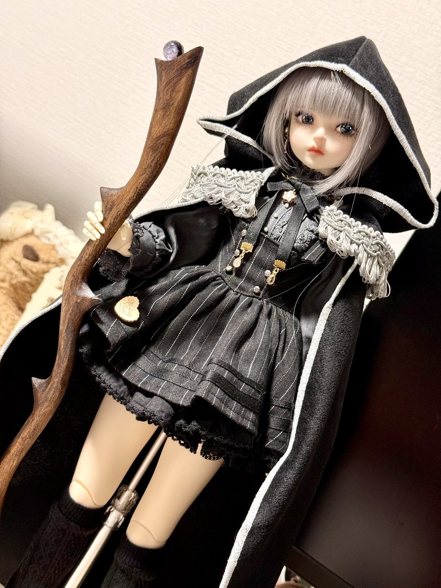 alice_amethyst's tweet photo. 戦利品そのに！
三人の魔女さん（@meeeeeeeeegumi）
イベントでしかお取り扱いがないところだったのでこの機にお邪魔しました！
キャスター推しとしては魔道士のローブと杖セットは欲しくて〜！
あとカリブの海賊耳に合わせる海賊娘系衣装も買えました🏴‍☠可愛すぎ… https://t.co/wCvTXj8TZo