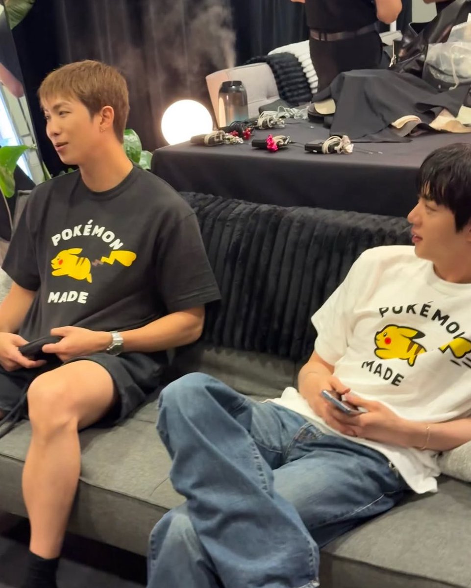 sugamihoney's tweet photo. LAS FOTOS QUE NOS SUBIAN DE NAMJOON Y JIN USANDO CAMISA DE POKÉMON 🥹💜 https://t.co/i4A7pZLMWC