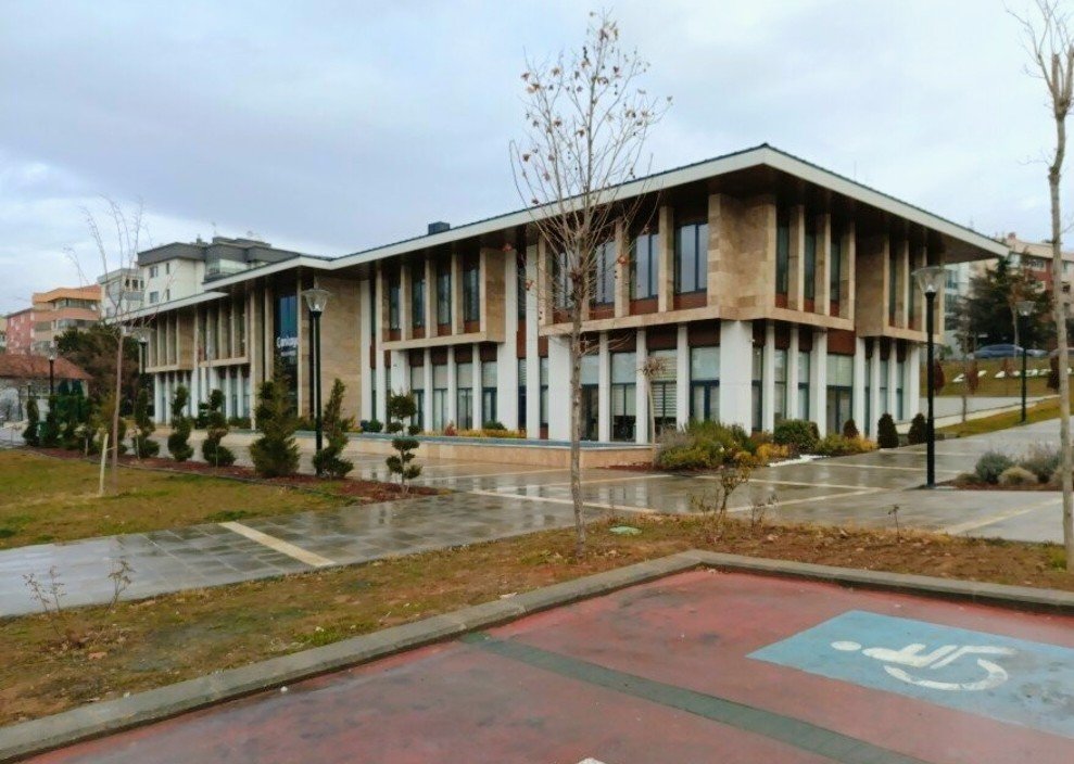 EYPMUHCU's tweet photo. Çankaya Seferi Ve Gelecek !

Iktidarın Çağdaş Cumhuriyetin ve  Demokrasinin Kalelerine operasyonları sürüyor.

Belli ki, operasyonlar daha büyuk hedeflere yönelerek ve artarak devam edecek...

Başta belediyeler olmak üzere yerel yönetimleri ve tüm muhalif alanları tahakküm altına almak ve inşa edilen otoriter rejimi güçlendirmek amacıyla her türlü müdahaleleri yapmakta bir sakınca görmemektedir.

Cumhurbaşkanlığı Kararları ve hukuksuz operasyonlarla belediyeler merkezin emrinde şubeler haline getirilmektedir.

Yerelin tasfiyesi ile birlikte; imar yetkileri, ihaleler, yatırımlar merkezin yetkisine ve güdümüne alınmaktadır.

Yerel yönetimlere ve muhalefete yapılan bütün bu müdahalelerin, kurulan "Otoriter ve Rantçı" düzenin bekası amacıyla yapıldığı açıktır.

Cumhuriyet Devriminin kazanımlarını ortadan kaldıran, devleti "otoriter ve yarı teokratik" esaslara göre yöneten iktidar; A BD yönetimi tarafından açıkça desteklenmektedir.

Bu çerçevede; otoriterleşme ile birlikte emperyal boyutları olan kapsamlı ve girift sorunlarla karşıkarşıyayız.

NATO Zirvesi, Butlan, Kayyım ve görevden alma kararları, gözaltılar, tutuklamalar ve her türlü demokrasi ve hukuk karşıtı uygulamaları bu bütünsellikte değerlendirmek gerekir...

Çağdaş, demokratik uygarlık birikimlerinin ve toplumsal mücadele geleneğinin güçlü olduğu ülkemizde bu karanlık düzeni ve dayatılan esareti kabul etmek zorunde değiliz...

Demokrasi ve Hukuk Mücadelesinin.." bu gerçeklik içersinde "Birleşik Toplumsal Mücadele" olarak yükselmesi zorunluluğu vardır.

Eyüp Muhcu