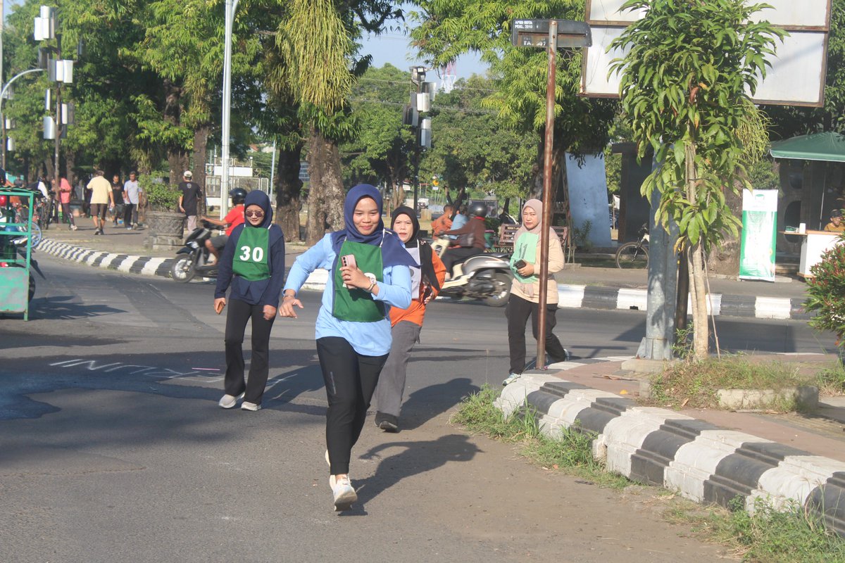 pkl_dinkes's tweet photo. Semangat Bugar di Hari Jumat, Dinas Kesehatan Kota Pekalongan mengadakan pengukuran kebugaran jasmani pegawai. https://t.co/2DsATToFlC