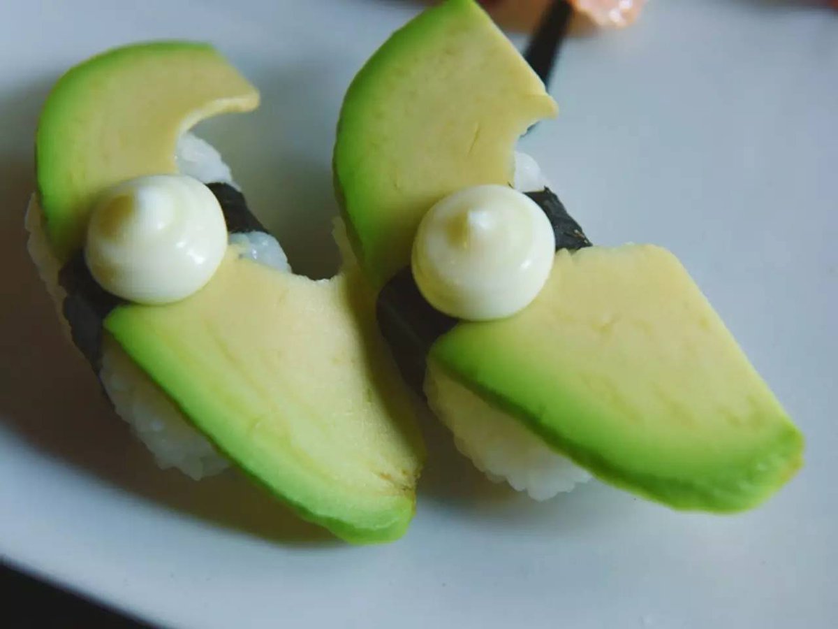 Travelleee's tweet photo. [Freshly rolled Japanese maki with creamy avocado, crisp cucumber, and spicy tuna inside—perfect little flavor bombs for your weekend meal! ]， https://t.co/UkeKEDqcux