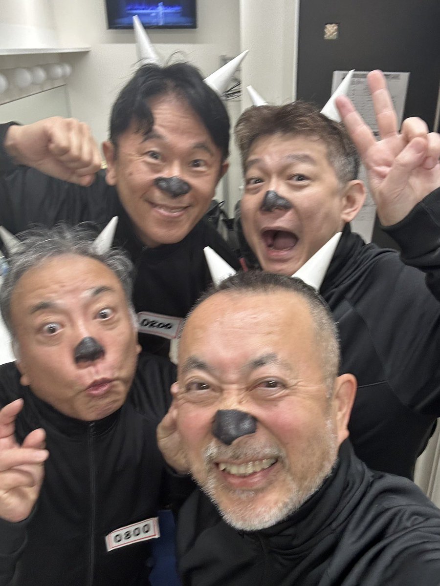 FzWynF8jio71818's tweet photo. これは出演直後、楽屋でのやり切った笑顔の4人🐄 https://t.co/JNL1R9blsu