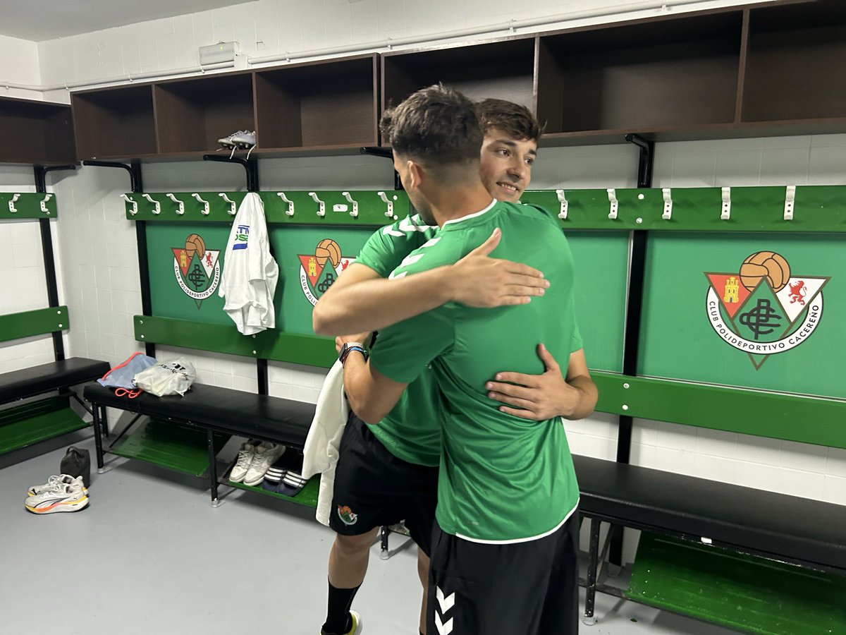 CPCacerenoSAD's tweet photo. 😁 ¡Buenos días! ¡Primeros abrazos y charlas de reencuentro! 🤗💚

#NuestraReligión #AúpaCPC https://t.co/ucLSlOfAam