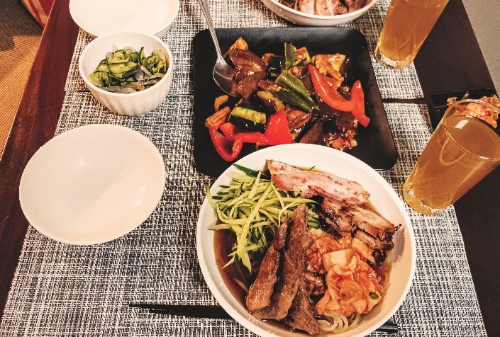 makominko's tweet photo. 久々の！#みんごはん
夏は冷麺、冬は温麺と盛岡麺をこよなく愛する奴の季節です
前回無印の冷麺が失敗だったので本家の買いました
後は麻婆豆腐ならぬ麻婆夏野菜
と生クラゲ見つけたので和え物に！
麻婆夏野菜、美味しかった🤤
#みんごはん https://t.co/IHPOJk9hJa