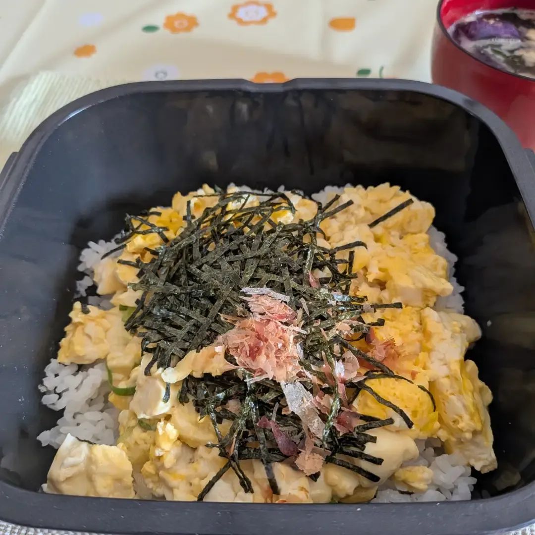 inoue062839's tweet photo. 「ふわとろ卵と豆腐の冷やし丼」を作りました。 https://t.co/Z81qmXhvuv