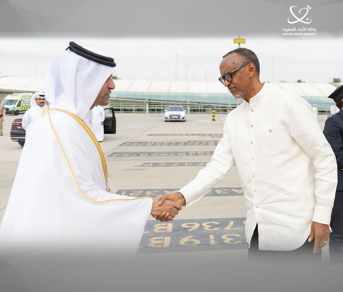 rbarwanda's tweet photo. Perezida Kagame yageze muri Qatar mu gitondo cyo kuri uyu wa Mbere aho yagiye kwifatanya n'abaturage, Umuryango n'Umuyobozi w’Ikirenga wa Qatar Sheikh Tamim bin Hamad Al Thani ku bw’urupfu rw’umubyeyi we, Sheikh Hamad bin Khalifa Al Thani.

Umukuru w'Igihugu n'itsinda bari kumwe bakiriwe  na Minisitiri Ushinzwe ubwikorezi, Sheikh Mohammed bin Abdullah bin Mohammed Al-Thani na Ambasaderi w'u Rwanda muri Qatar, Igor Marara Kayinamura.#RBAAmakuru