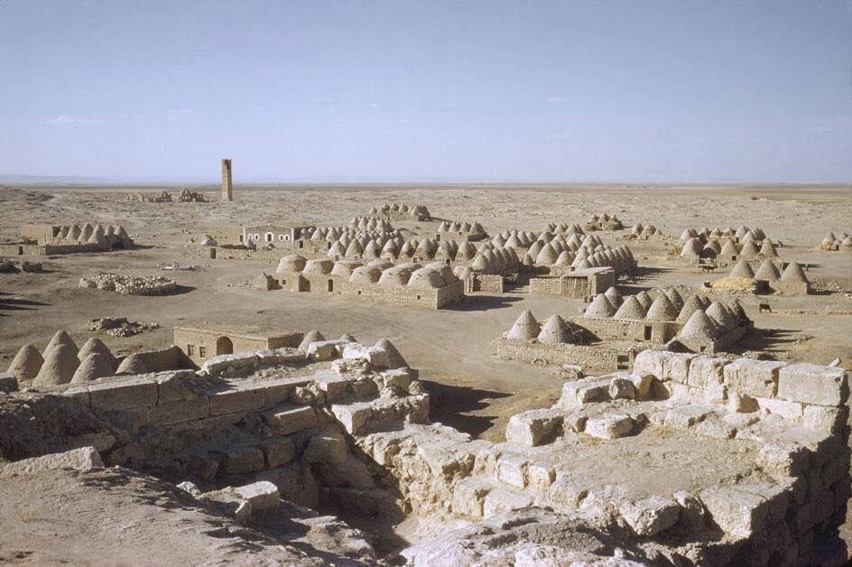 TurkuazMasa's tweet photo. Şanlıurfa/Harran; İbrahim Peygamber’in izlerinin bulunduğu, Ortaçağ’da bilim ve felsefe merkezi olan kadim bir şehir. Bu fotoğraf, o ihtişamlı dönemin ruhunu hâlâ taşıyor.

#Harran #Şanlıurfa #EskiFotoğraf #TarihiYerler https://t.co/48FVW8qEqk