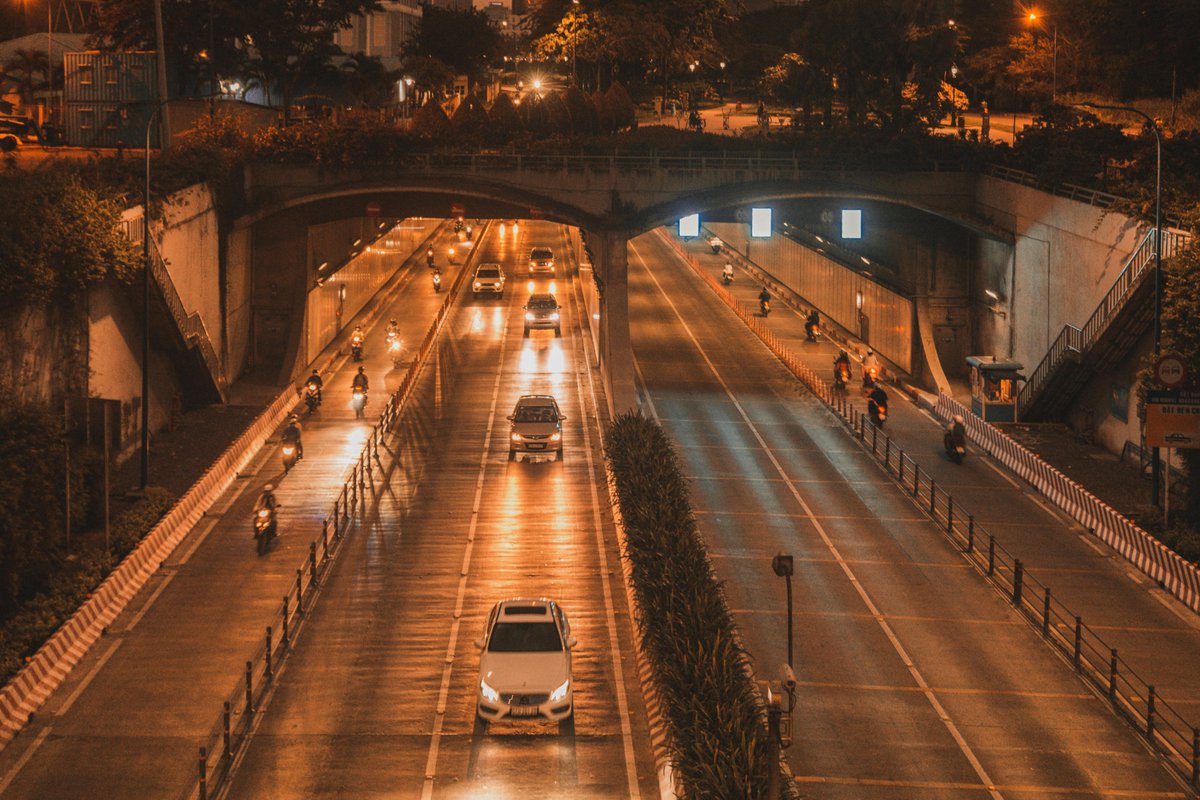 adidaks1's tweet photo. Lost in the dreamy lo-fi beats while walking under city lights—this is the kind of small, warm moment music gives us ， https://t.co/auw7ml4fQ4