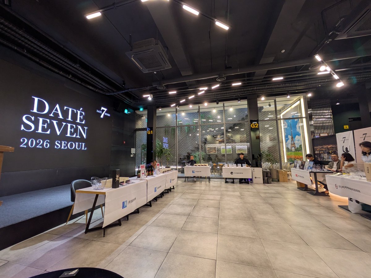 dateseven2's tweet photo. 韓国ソウルにてお披露目イベントを開催して参りました。
多くのお客様がとても楽しみにして下さっており、大いに楽しんで頂けた一日となりました。
韓国の皆様、ありがとうございました!!
#DATESEVEN
#山和
#黄金澤
#浦霞
#墨廼江
#勝山
#伯楽星
#萩の鶴
#宮城の純米酒
#日本酒 https://t.co/wlou81cYaS