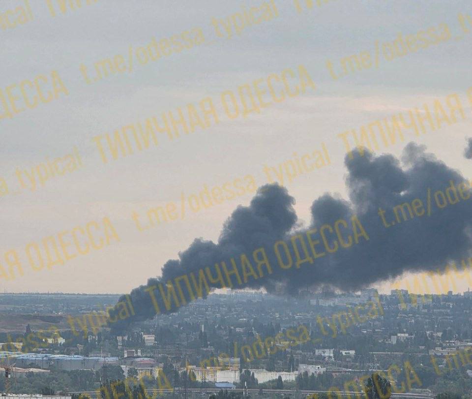 _Deniel979_'s tweet photo. Одесса. Порт Вилково... 

Реактивными Геранями и 4 КР был нанесен удар по инфраструктуре ВСУ. В результате уничтожена грузовая логистика и топливные тягачи. ..

Так же, после объективного контроля можно будет утверждать о уничтожении большого груза НАТО прибывшего из Германии... https://t.co/p69yriYmyk