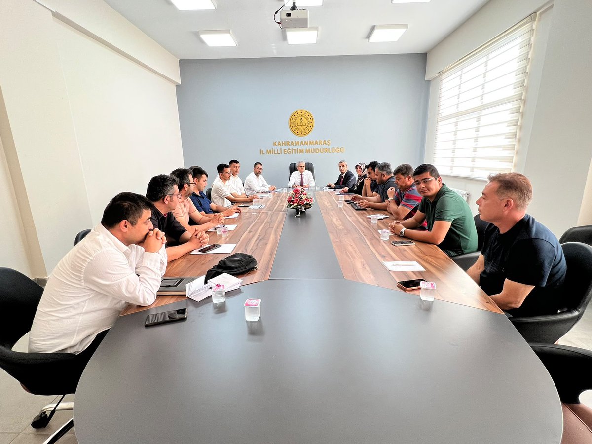 kmarasilmem's tweet photo. İnşaat ve Emlak Birimi Brifingi

İl Millî Eğitim Müdürümüz Sayın Turan AKPINAR’a, İnşaat ve Emlak Birimi tarafından brifing sunuldu.

Brifingde, eğitim yatırımları kapsamında yürütülen yapım, bakım, onarım ve güçlendirme çalışmaları ile kamulaştırma, arsa temini ve emlak işlemlerine ilişkin süreçler değerlendirilirken, 2026-2027 eğitim öğretim yılına yönelik yatırım planlamaları, hedefler ve İnşaat ve Emlak Birimi tarafından yürütülmesi planlanan çalışmalar ele alındı.