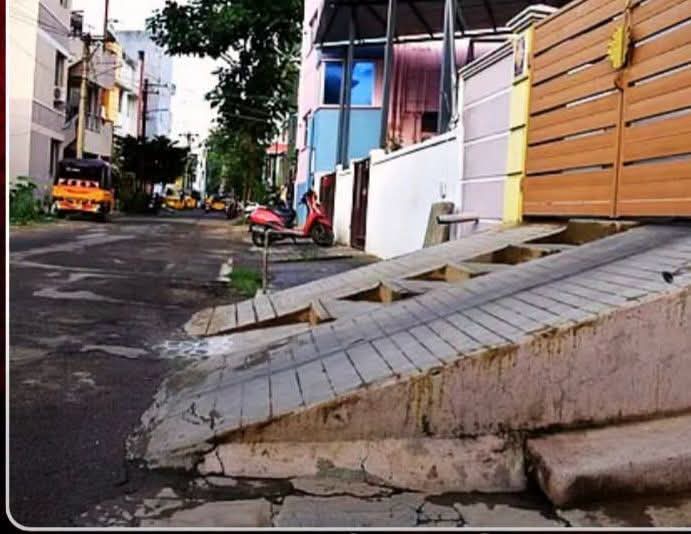 SJB56856832's tweet photo. சாலையோரம் தள்ளு வண்டியில் வியாபாரம் செய்து போக்குவரத்துக்கு இடைஞ்சல் செய்கிறார் என 

ஒரு வயதான ஏழை பாட்டியின் தள்ளு வண்டியை அப்படியே தூக்கி குப்பை வண்டியில் போட்டு கொண்டு போகும்போது அந்த பாட்டி பின்னாடியே அழுது கெஞ்சிக்கொண்டு போகும் வீடியோவை சமீபத்தில் பார்த்தேன் 

ஒரு கிரவுண்ட் நிலத்தில் வீடு கட்டி இருந்தாலும் சாலையை இப்படி ஆக்கிரமித்து படிகள் கட்டியிருக்கும் பணக்காரர்களை எந்த அதிகாரியும் தட்டிக் கேட்பதில்லையே ஏன்...?
