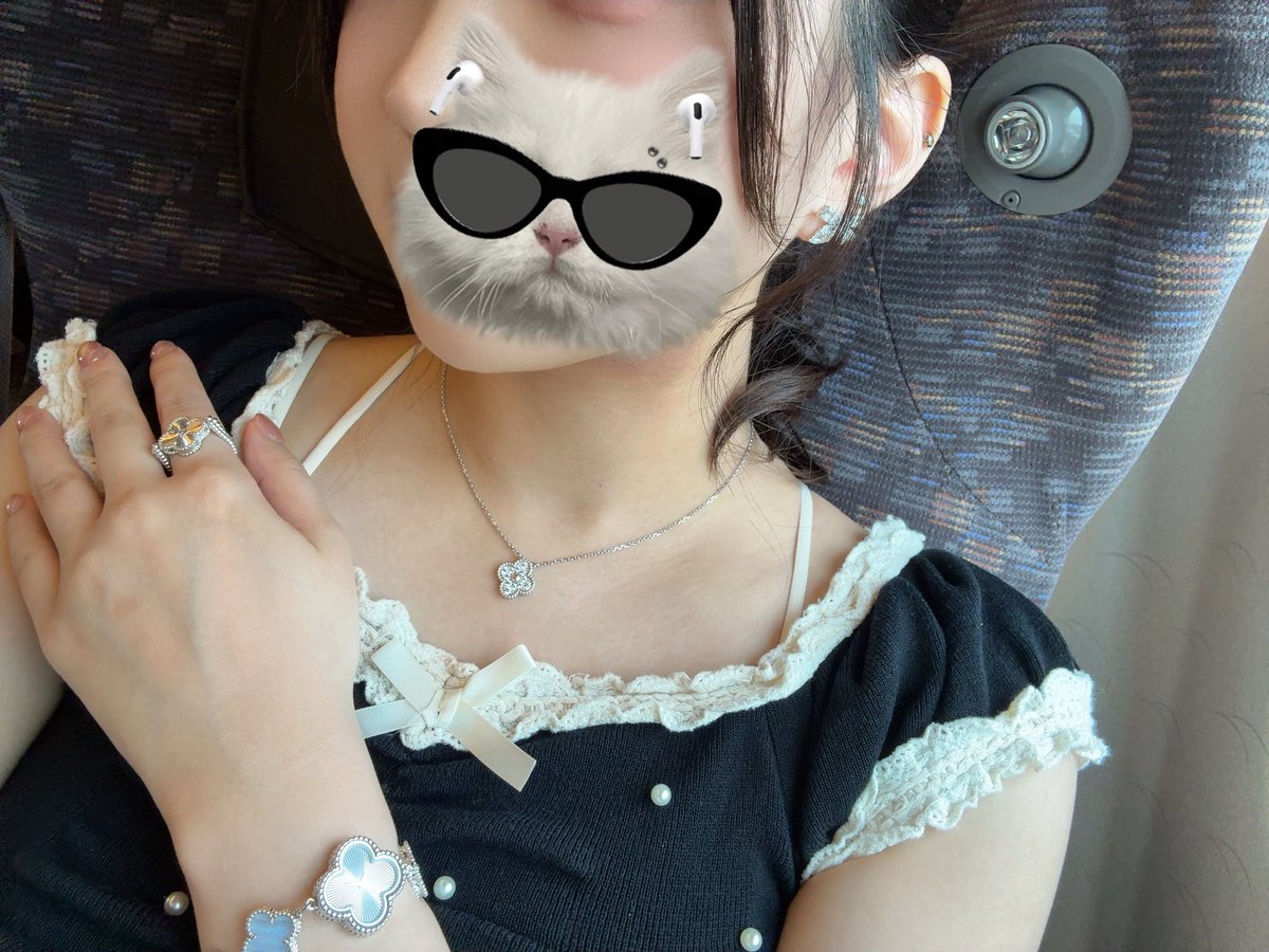 tuneniofuton's tweet photo. リボンピアス新入りでお気に入り🤩❣️
食べすぎて顔まんまるでしぬ！ https://t.co/7vVv9ISV2Q