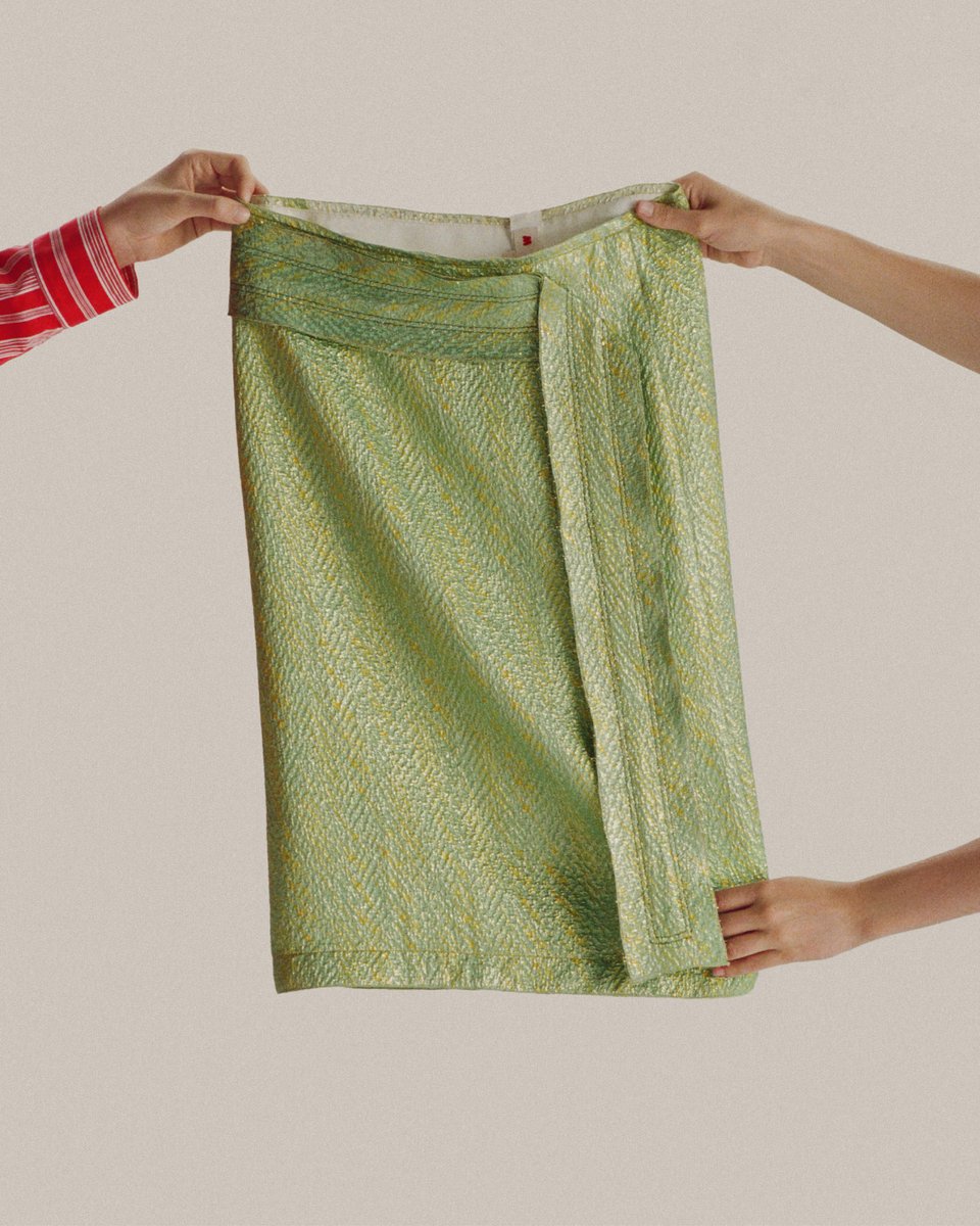 marniofficial's tweet photo. Suspended between seasons.

Pre-Fall 2026 / Marni Vocabulary
Now available online and in Marni Boutiques.

Photographer: Chaumont Zaerpour
#Marni https://t.co/H2VelAJS2Q