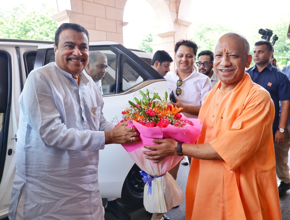 nitin_gadkari's tweet photo. 📍लखनऊ, उत्तर प्रदेश 

उत्तर प्रदेश आगमन पर मुख्यमंत्री श्री @myogiadityanath जी ने लखनऊ में मुख्यमंत्री आवास पर स्वागत किया। https://t.co/7TBz3w5LgR