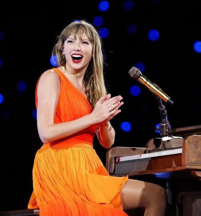TSwiftUpdatesIT's tweet photo. chi non c’era non può capire. non è stato solo un concerto, ma 70.000 vite che due notti di fila si univano e finalmente vivevano il momento che tutti aspettavamo da anni, nel posto più sicuro di sempre.

san siro non è mai stata così bella 🤍 https://t.co/BSoRx1sOoD