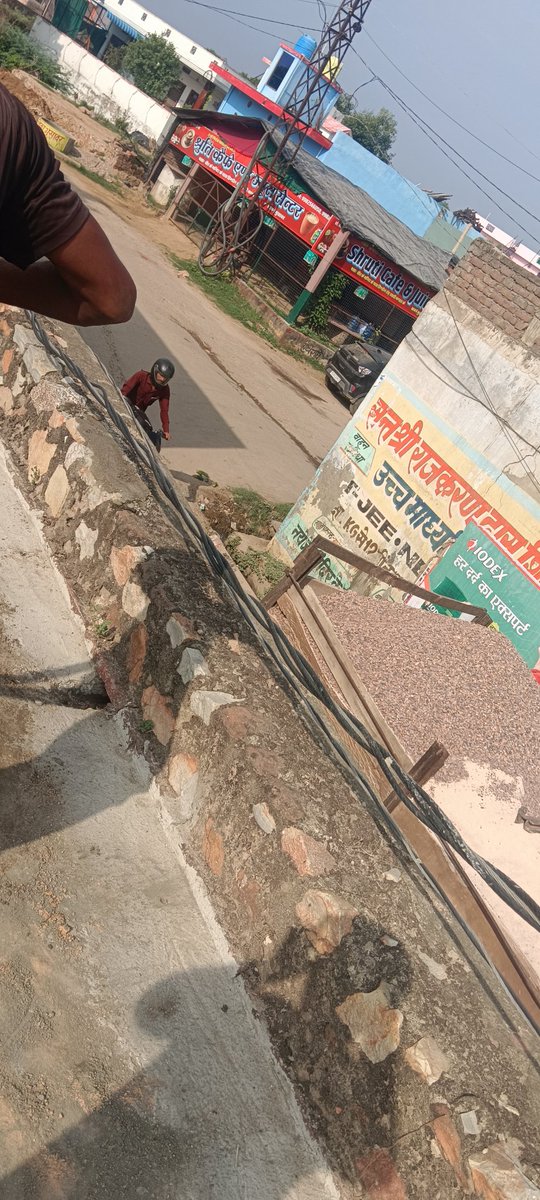 A41816643's tweet photo. वल्लभगढ़ रोड भुसावर जिला भरतपुर राजस्थान में स्थित चौर के मंदिर के ऊपर बिजली के तार रखे हुए हैं जिससे श्रद्धालुओं को हमेशा जन धन की हानि होने खतरा है।
@JanSamadhaan https://t.co/eaW4xvR8FB
