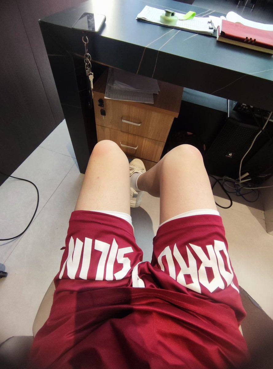 S_xiaomu's tweet photo. 好壹不亲渣零的嘴
蚊子专叮好看的腿 https://t.co/VOQ6bVDshJ