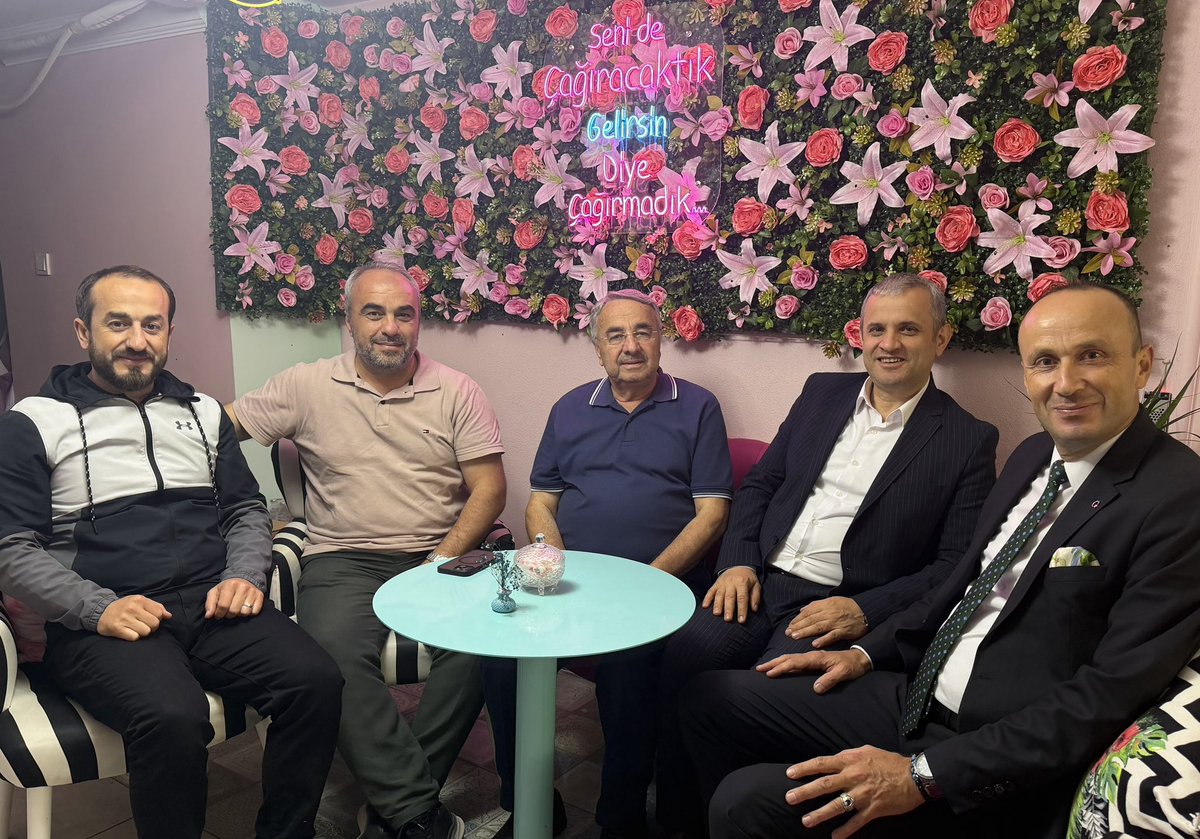 abdulkerimkaval's tweet photo. 📍 Gölyaka Düzce

Gölyaka’mızda çayın muhabbeti, dostlarımızın samimiyeti ile bir araya gelince sohbet de koyulaştı. Hasbihâl uzadı…

Rabbim Gönül dostlarımızın varlıklarını ve muhabbetleri baki eylesin. Sağ olsunlar. Var olsunlar https://t.co/0q13MbOruA