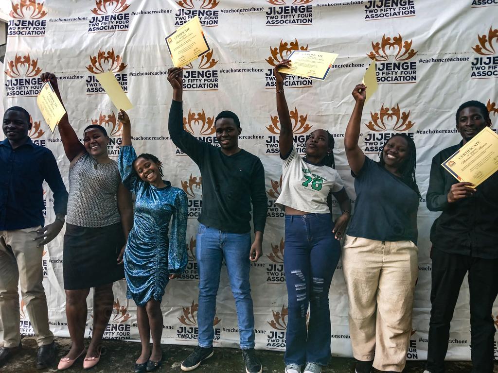 Jijenge2's tweet photo. Congratulations to our newest facilitators! This is just the beginning of the impact you'll make.
#jijenge254association254 #greenempowerment #eachonereachone #youthempowerment #graduation https://t.co/xnjFnJB8Rr
