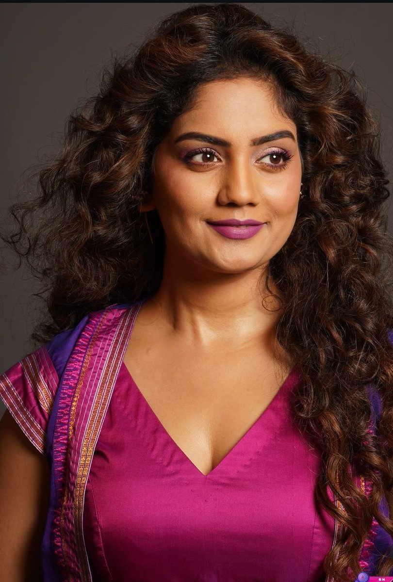actress6slave's tweet photo. ఈ ఛార్మింగ్ సీరియల్ బ్యూటీ అందాలు రోజురోజుకి పెరుగుతూ పోతున్నాయి దానికి తోడు  ఎంతో మందిని బానిసలను చేసుకుంది చూడండి ఆ కర్లీ జుట్టు బిగ్ బుక్స్ జ్యూసీ లిప్స్ హాట్ ఫేస్ కార్డ్ ష్ తట్టుకోవడం కష్టమే ఎవరు అయినా మీకు ఏం అనిపిస్తుందో కామెంట్ చెయ్యండి గాయ్స్ ష్ 🥵🥵🥵 https://t.co/yFHNxfDPbq