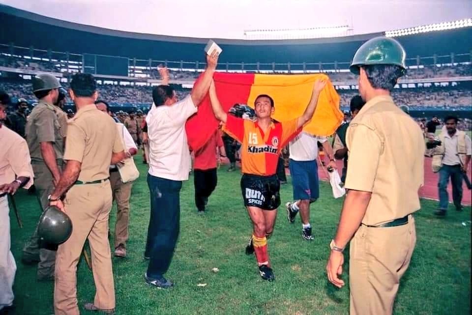 ebfchistory's tweet photo. 3️⃣0️⃣ᵗʰ anniversary of 𝐃𝐢𝐚𝐦𝐨𝐧𝐝 𝐃𝐞𝐦𝐨𝐥𝐢𝐭𝐢𝐨𝐧!

#KolkataDerby #JoyEastBengal #EastBengal https://t.co/2XNJKfZh1Y