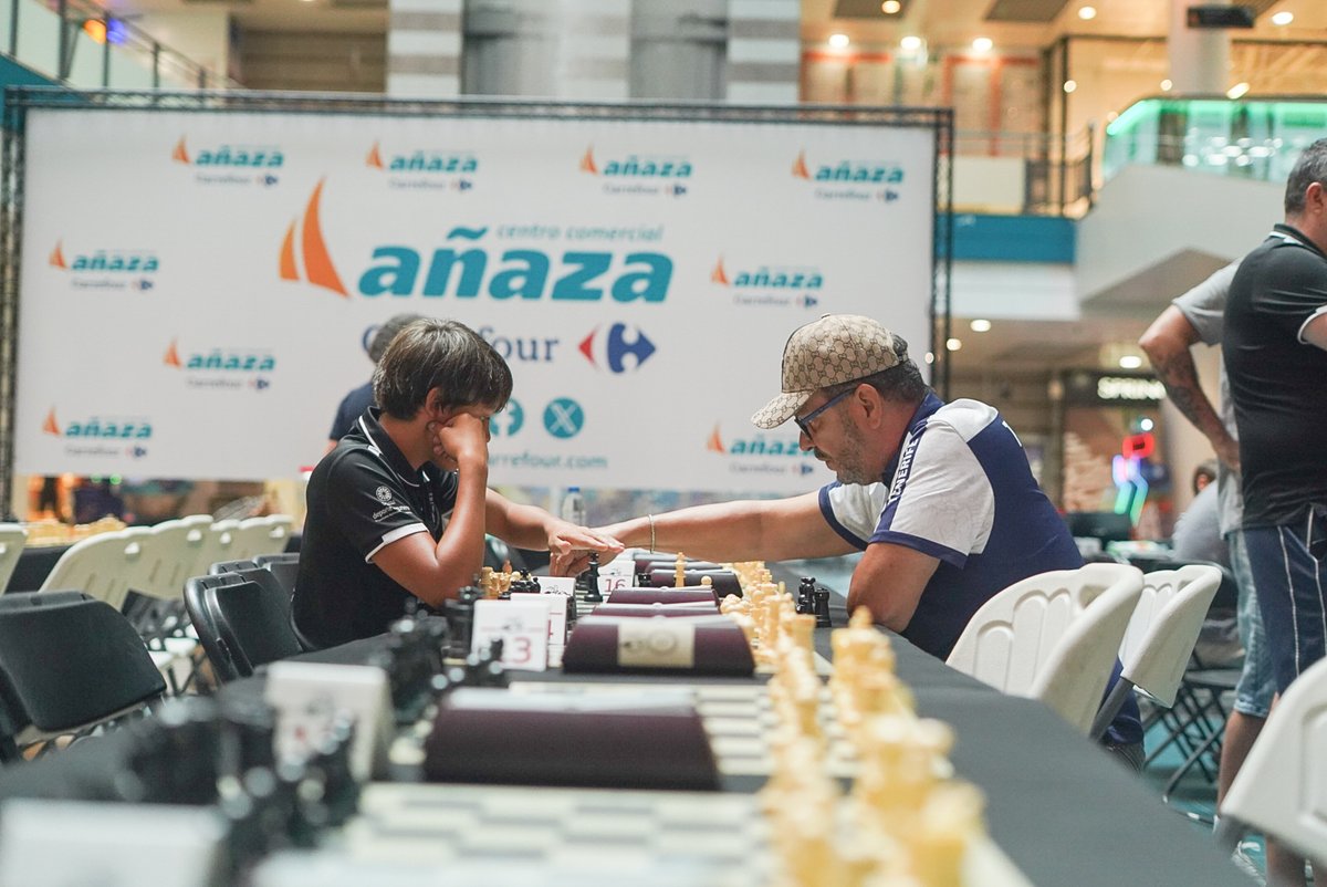 ANAZACARREFOUR's tweet photo. ♟️ Estrategia, concentración y mucha emoción en cada jugada.

Así vivimos nuestro evento de ajedrez en Centro Comercial Añaza Carrefour , una jornada para compartir, aprender y disfrutar de este gran deporte en comunidad.

¡Gracias a todas las personas que participaron! 👏 https://t.co/TkICvx9ACc