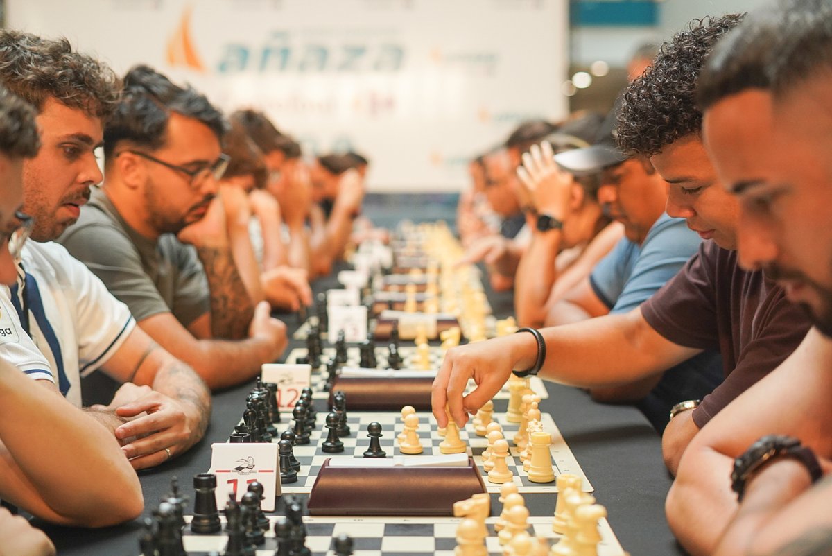 ANAZACARREFOUR's tweet photo. ♟️ Estrategia, concentración y mucha emoción en cada jugada.

Así vivimos nuestro evento de ajedrez en Centro Comercial Añaza Carrefour , una jornada para compartir, aprender y disfrutar de este gran deporte en comunidad.

¡Gracias a todas las personas que participaron! 👏 https://t.co/TkICvx9ACc