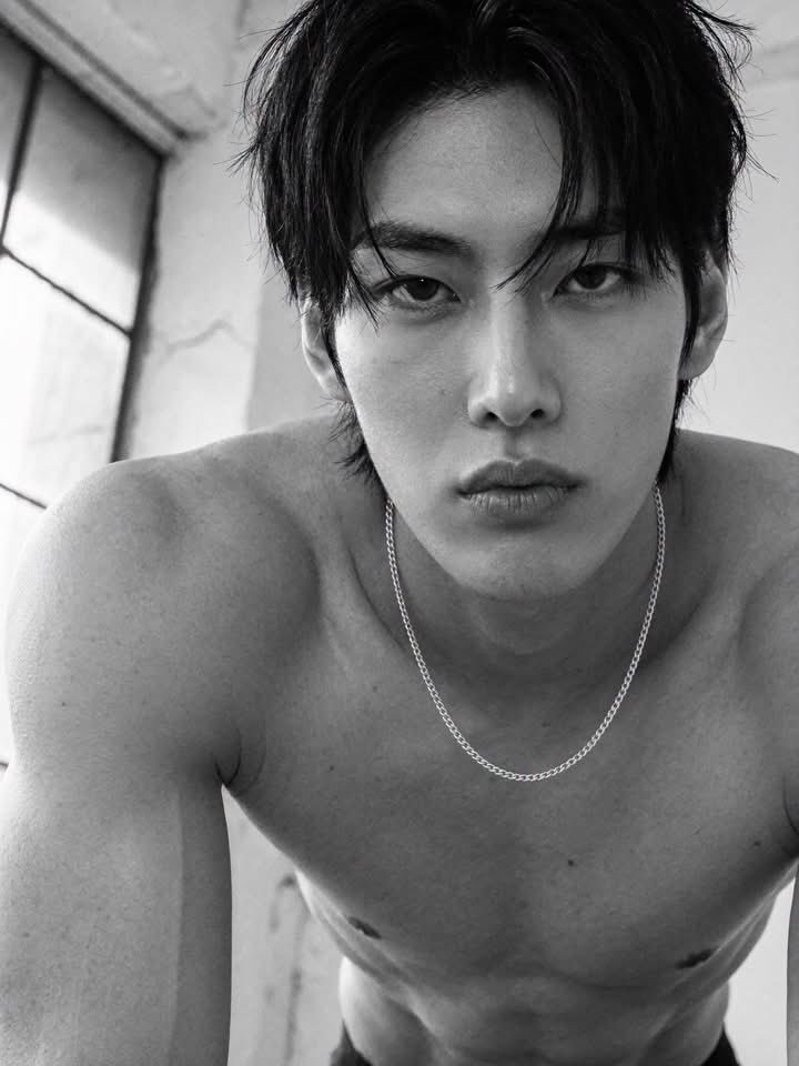 FWonhoso's tweet photo. A certified 10/10. 😮💨😮💨😮💨 Wonhoso✨✨✨
#koreanmodel #photographychallenge #photoshoot #fypシ゚viralシfypシ゚ #fyp #blackandwhite #aesthetic #visuals #gymfitness https://t.co/ErPHIR7CiE