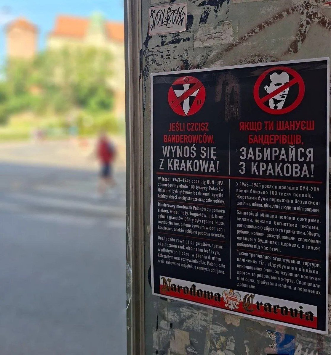 MonicaMonichka2's tweet photo. A #Cracovia, in #Polonia, sono comparsi dei cartelloni che intimano ai cittadini ucraini che glorificano #Bandera di lasciare la città.
👇🏻👇🏻👇🏻 https://t.co/31gLPojw17