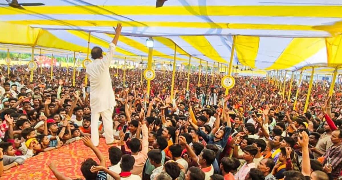 AnantKayastha's tweet photo. प्रशांत किशोर भीड़ जुटाने में निश्चित रूप से माहिर हैं, लेकिन उनकी भीड़ और वोटिंग परसेंटेज का ग्राफ अक्सर एक दूसरे के बिल्कुल उलट दिखाई देता है।

मेरे गृह जिला मधुबनी में जब उनकी सभा हुई थी, तब करीब 60 से 70 हजार से अधिक लोग पहुंचे थे। पूरा शहर 4 से 5 घंटे तक जाम रहा। माहौल देखकर लगा था कि चुनावी नतीजे भी उसी अनुपात में आएंगे, लेकिन परिणाम उसका 1% भी नहीं निकला।

उस समय सभी संभावित उम्मीदवारों से कहा गया था कि जो सबसे ज्यादा भीड़ जुटाएगा, उसके टिकट पर गंभीरता से विचार होगा। इतना ही नहीं, तथाकथित "परिवार लाभ कार्ड" बनवाने का भी लक्ष्य दिया गया था। यह कार्ड बिल्कुल ATM कार्ड जैसा दिखता था और गरीब लोगों से कहा जाता था कि इससे ₹20,000 का लाभ मिलेगा। इसी भरोसे में मासूम लोग लाइन लगाकर कार्ड बनवाते थे। खास तौर पर OBC, SC और ST बस्तियों में इन्हें अधिक से अधिक बांटने का लक्ष्य रखा गया था।

सबसे ज्यादा दुख इस बात का है कि उस समय मैं भी इस पूरी प्रक्रिया को कोऑर्डिनेट कर रहा था। इसकी वजह सिर्फ इतनी थी कि मेरे एक परम मित्र के पिता संभावित उम्मीदवार थे। टिकट वितरण के समय उन्हें पटना भी बुलाया गया था। वहां जो कुछ हुआ, उस पर फिलहाल लिखना उचित नहीं समझता। शायद कभी सही समय आने पर उस पर भी विस्तार से बात करूंगा।