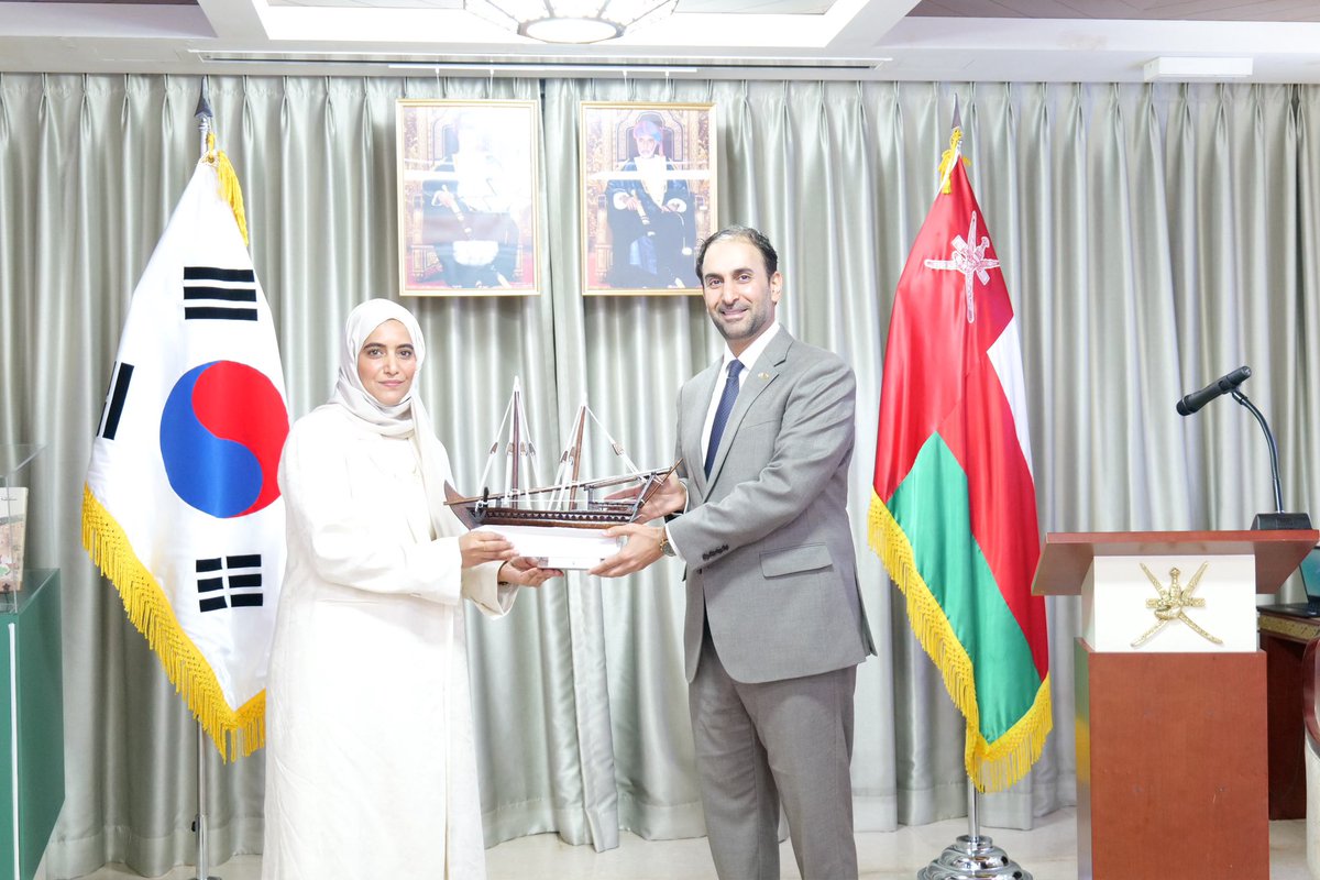 oman_seoul's tweet photo. وفي إطار  الزيارة قامت الدكتورة ريا بنت محمد الحجري  بتدشين مبادرة سفراء التحول الرقمي لجميع فروع الجامعة وممثليها من الطلبة والطالبات. https://t.co/gi1HVibLPv
