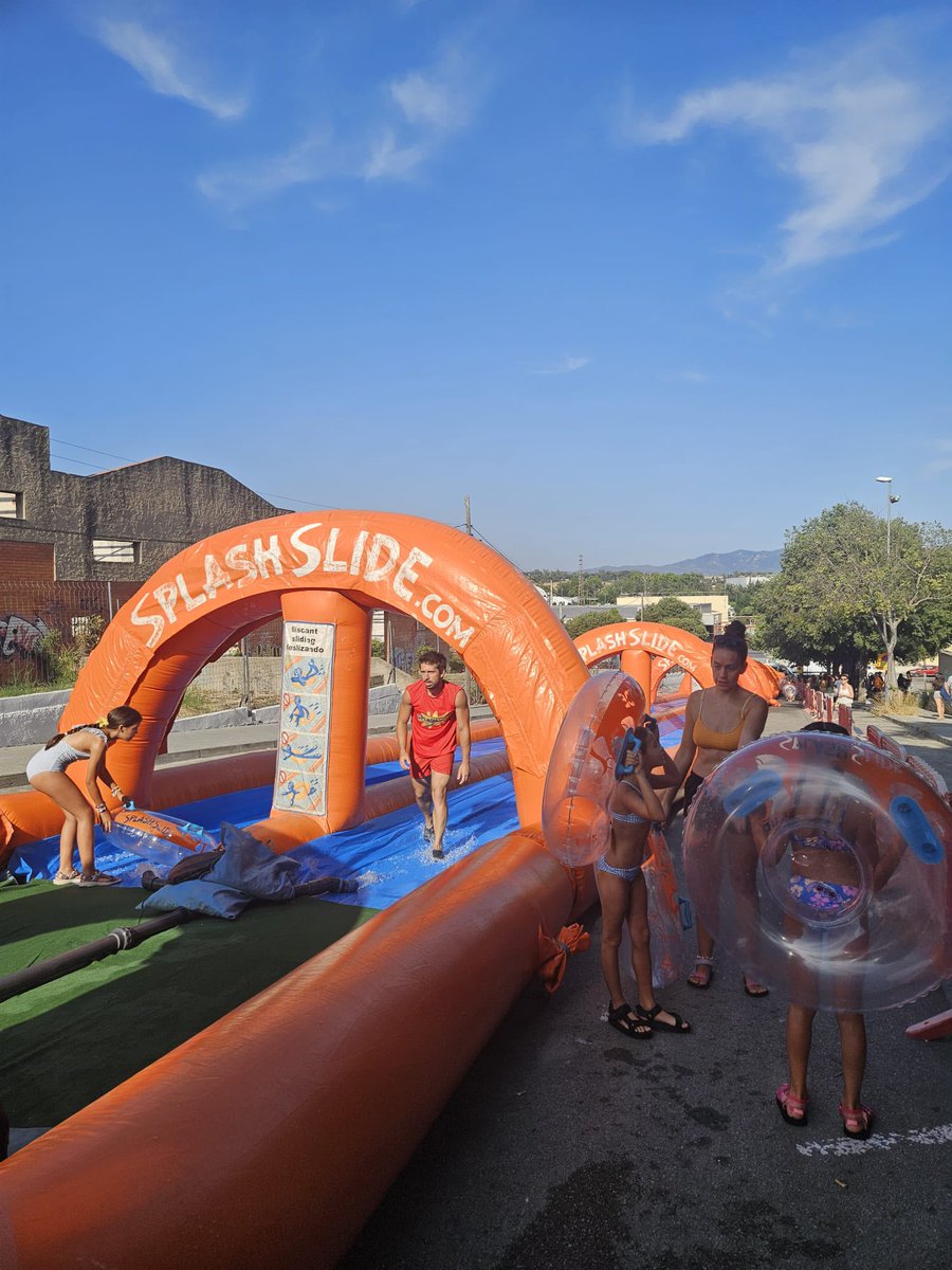 JordiSeguer's tweet photo. đŠ Primer cap de setmana de l'Eixamplem la Festa amb l'Splash Slide i inflables per als mĂ©s menuts dissabte passat al carrer Monistrol i al parc de Can Berenguer.
đđ±I tambĂ© el tradicional Sopar Solidari de la Protectora d'Animals de #Parets a l'exterior de Can Butjosa. https://t.co/kyJna7nOKG