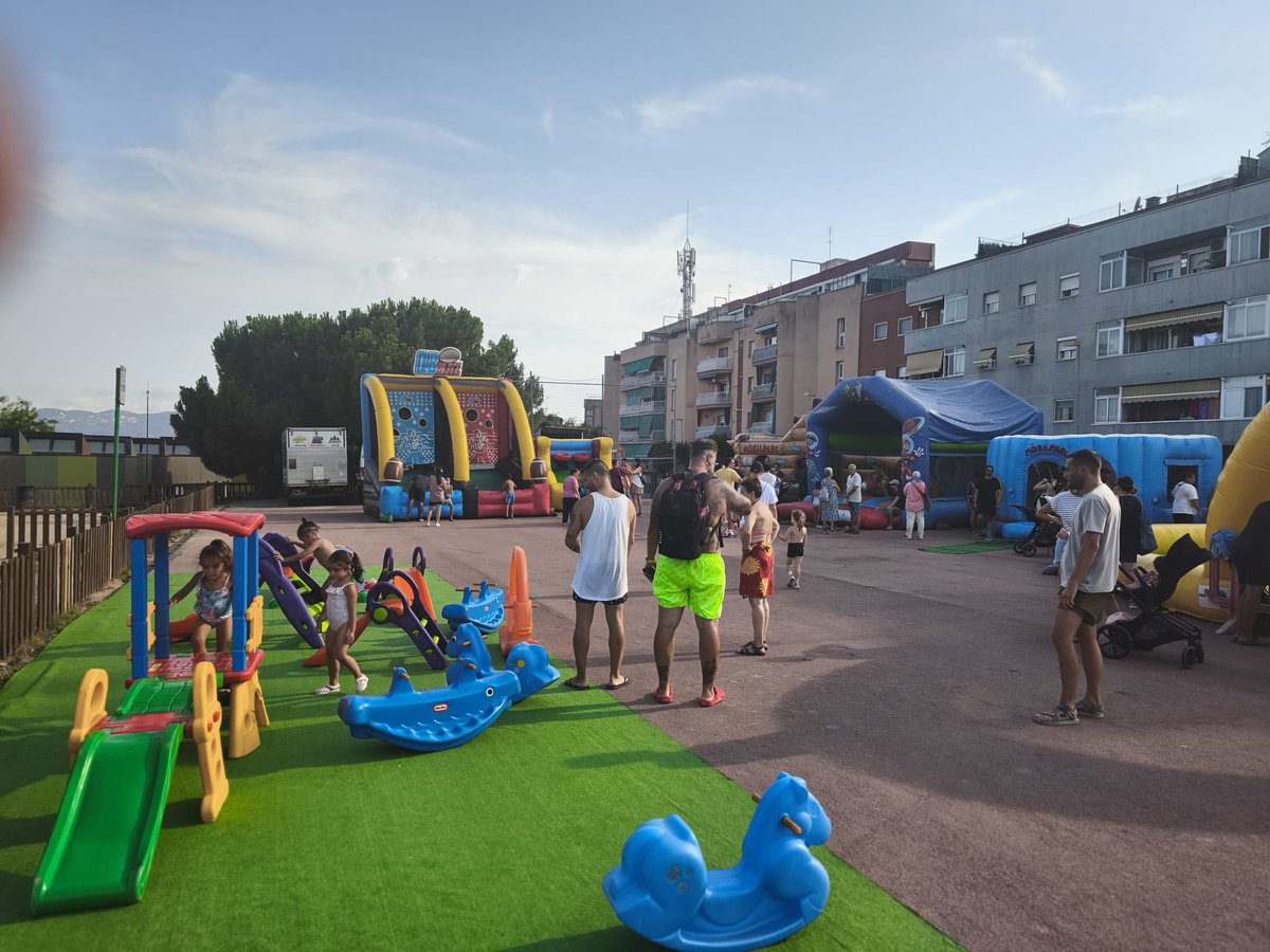 JordiSeguer's tweet photo. đŠ Primer cap de setmana de l'Eixamplem la Festa amb l'Splash Slide i inflables per als mĂ©s menuts dissabte passat al carrer Monistrol i al parc de Can Berenguer.
đđ±I tambĂ© el tradicional Sopar Solidari de la Protectora d'Animals de #Parets a l'exterior de Can Butjosa. https://t.co/kyJna7nOKG