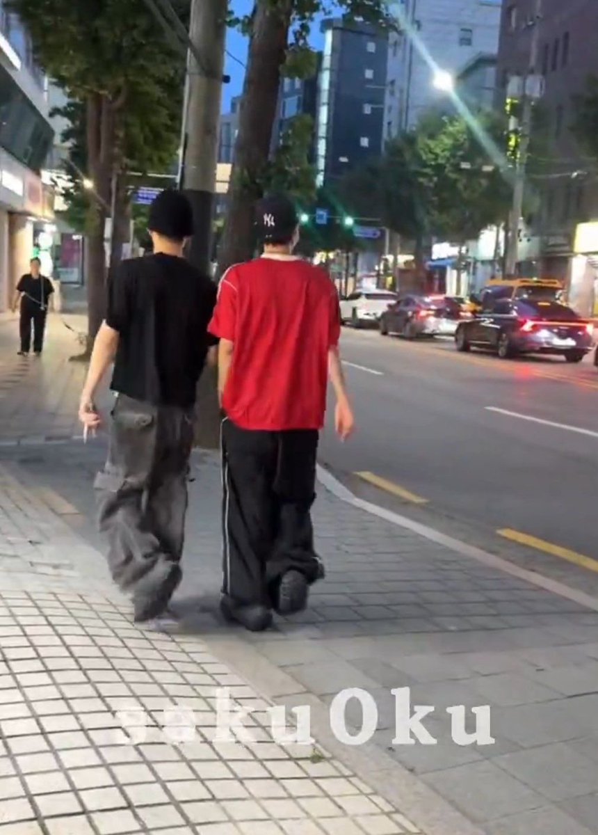 onelookover's tweet photo. 길거리에 이런남자들잇으면 전방백미터부터 잘생긴거 티나서 쳐다보게되고 인스타따고싶어지는데 사실은 이남자들 둘이 데이트중임.. 막 한남동 다이닝바 가고(사내새끼들이국밥이나먹어제발제육을먹든가) https://t.co/Iqb7YHwUvs