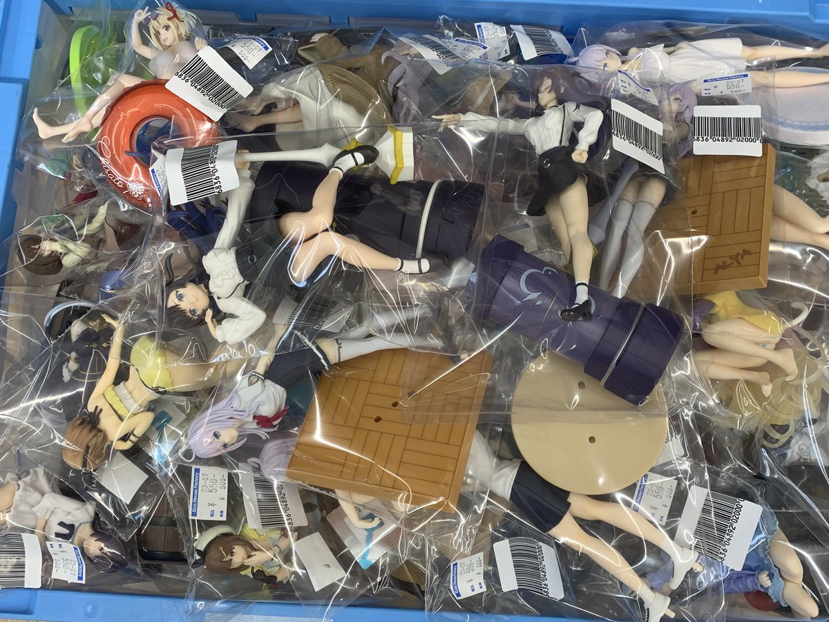 hardoff_saijo's tweet photo. 箱なし本体のみの美少女フィギュア大量入荷しました。
一律330〜550円（税込）での販売です。

#ハードオフ #東広島西条店 #東広島
#フィギュア #美少女 https://t.co/ykBljHEEd5