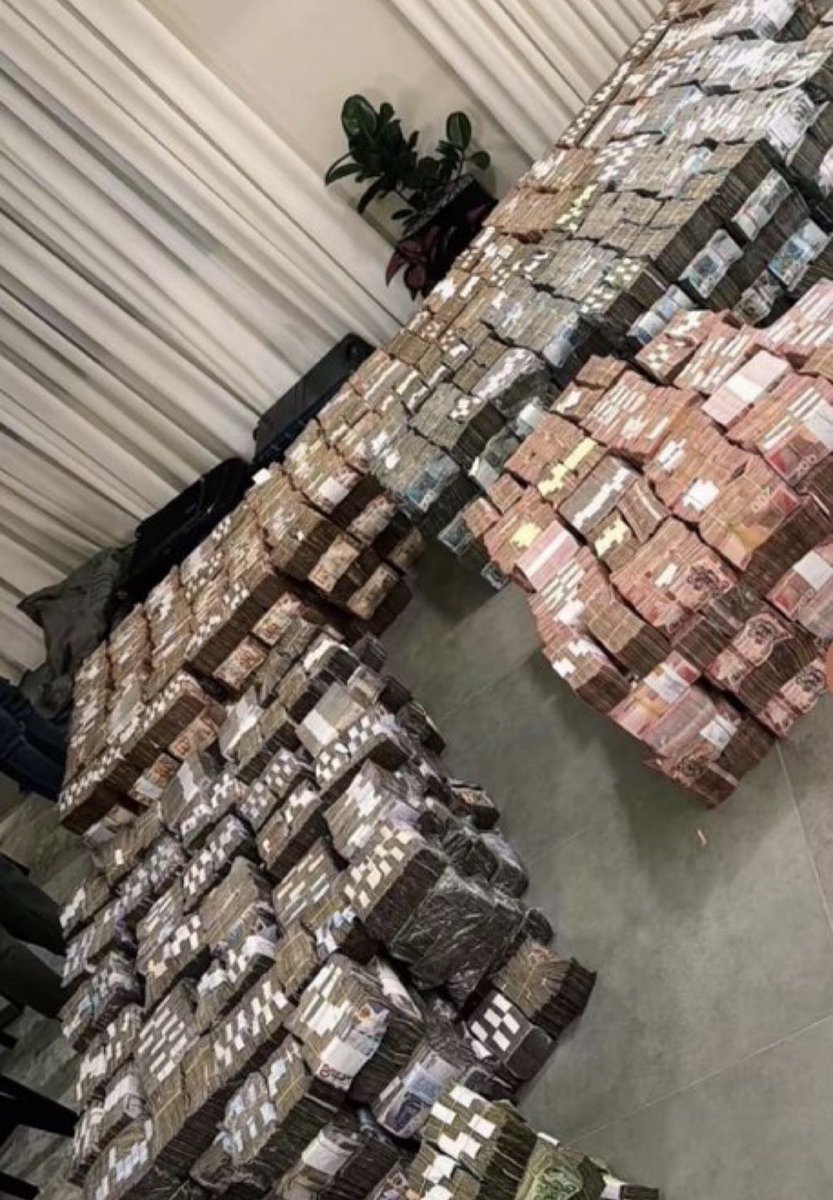 Godsplanseidu's tweet photo. That bundle of cash is a million dollars in cedis . I saw the same photo on Snapchat way back in 2016. Gucci was still in college at the time, so how has that money suddenly become his? It's obvious you're just looking for a reason to hate on a fellow young man for becoming successful at a young age.