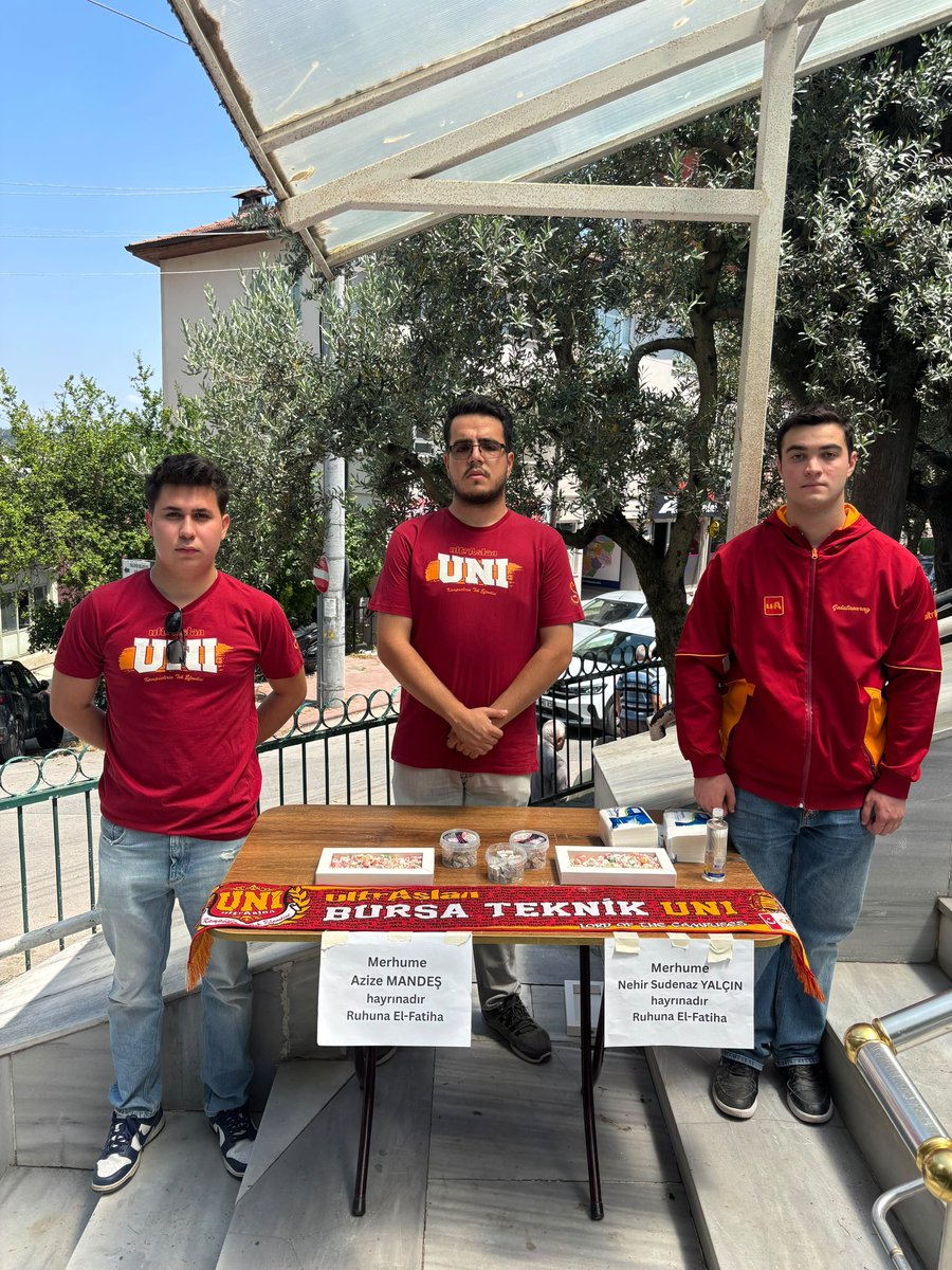uAUNIBursaTek's tweet photo. Tribünümüz emektarlarından Cahit Mandeş (Sucu) Ağabeyimizin kıymetli annesi Azize Mandeş ve tayfamızın sevilen isimlerinden Yunus Emre Yalçın kardeşimizin kuzeni Nehir sudenaz Yalçın 
Hayrına ikramlarda bulunduk Allah’tan rahmet, yakınlarına başsağlığı diliyoruz.

#ultrAslanUNI https://t.co/g18PZix9gj