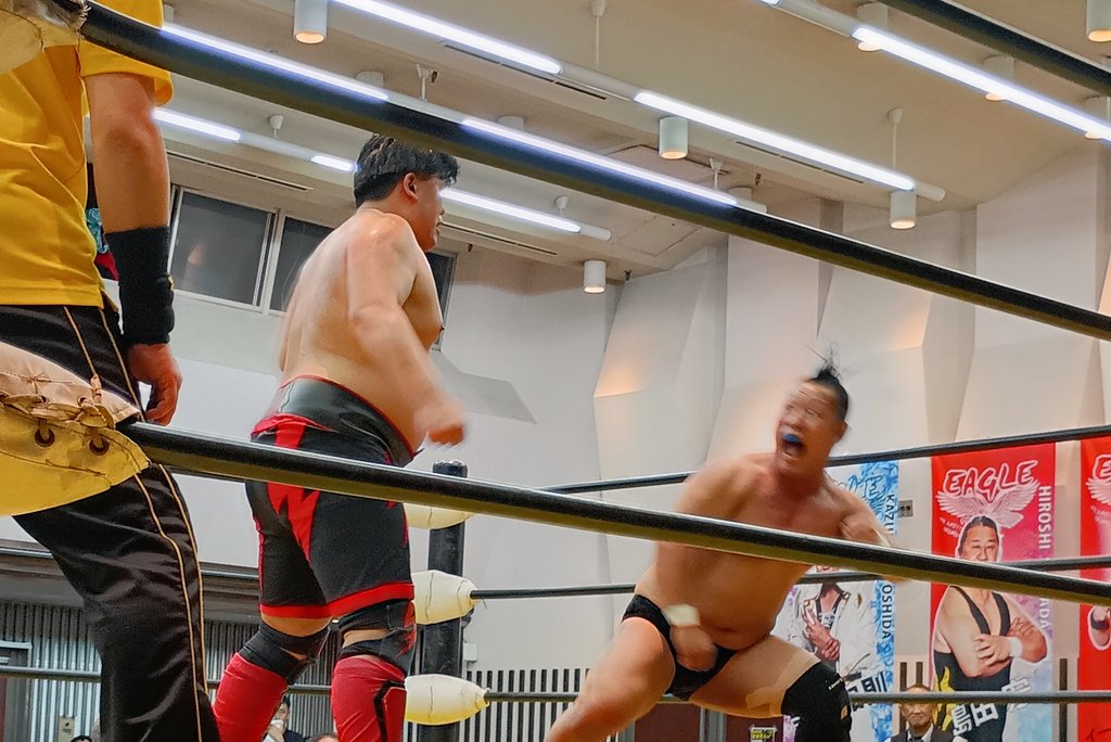 syunimix's tweet photo. 最終試合
清水来人選手・大野翔士選手・
近藤博之選手・根岸恭平選手VS
ノブ·カセダ選手・清水基嗣選手・
HANAOKA選手・フェリスト選手

急遽４対４!
HANAOKA選手の
根岸選手への愛が
重めで大変良い🤤
良いですよみなさーーーん‼️
ご飯三杯いけますよーーーー‼️‼️
#イーグルプロレス
#pw_secretbase https://t.co/K6lvNOPsq8