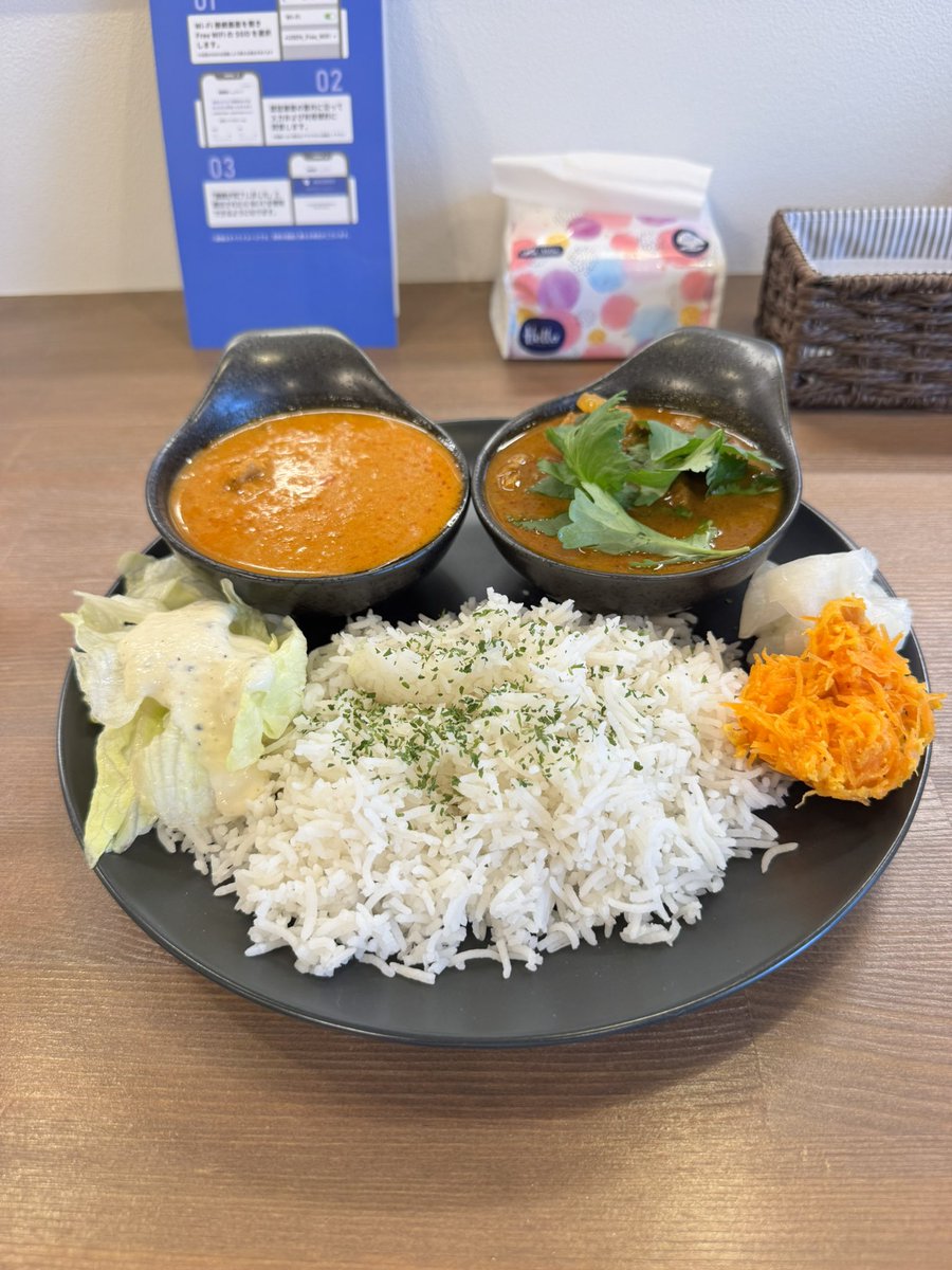 cyber_kiyo's tweet photo. スパイスカレーと自家焙煎珈琲の店 Aroi
２種盛りカレー ￥1400-
ポークビンダルーカレーと塩バターチ���ンカレー https://t.co/sDic97JSRp