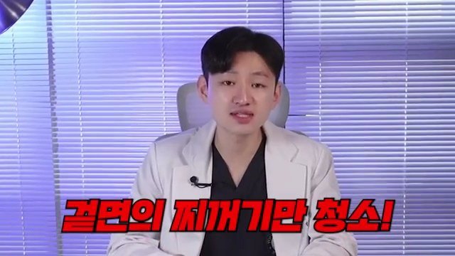 Alexlim1004's tweet photo. 🦷 치과에서 숨기는 "가성비  시술'
스케링보다 100배 더 중요!!  

치과에서 굳이 먼저 적극적으로 권하지 않지만, 단돈 1~2만 원으로 임플란트를 막을 수 있는 '숨은 가성비 시술'

1.우리가 진짜 받아야 하는 건 '잇몸 치료'야!
보통 치아 관리라고 하면 1년에 한 번 보험 적용되는 스케일링만 생각하잖아? 하지만 스케일링은 겉면의 찌꺼기만 닦아내는 '절반의 청소'래.

진짜 치아를 망가뜨리는 원인은 잇몸 깊숙한 곳에 숨어있는 치석들이야.

2.왜 치과에서는 먼저 잘 안 권할까?

잇몸 치료는 의사가 예민한 잇몸 안쪽을 마취하고 정성껏 긁어내야 해서 손이 정말 많이 가. 그런데 100% 건강보험이 적용되는 진료라 치과 입장에서는 시간 대비 수익이 크지 않대.

3.치료 후에 생기는 변화는 부작용이 아니야!

치석이 막고 있던 공간이 드러나 구멍이 뚫린 것처럼 보이고(블랙 트라이앵글), 뿌리가 드러나 잠시 이가 시릴 수 있어. 이건 부작용이 아니라 잇몸이 건강해지는 지극히 정상적인 과정이고, 1~2주 지나면 튼튼하게 아무니까 걱정 안 해도 돼.

4.잇몸병(치주염)이 무서운 진짜 이유

충치는 아파서 바로 치과에 가게 만들지만, 잇몸병은 뼈가 녹아내릴 때까지 통증이 없는 '침묵의 질환'이야

5.집에서 하는 간단한 잇몸 자가진단법

거울 앞에서 딱 3가지만 확인해봐.

-잇몸 색깔이 연분홍색이 아니라 검붉거나 짙은 빨간색인가? 
-잇몸이 쫀쫀하지 않고 물먹은 스펀지처럼 퉁퉁 부어있는가? 
-양치할 때 거품에 피가 섞여 나오는가 (건강한 잇몸은 세게 닦아도 피가 안 난대)? 이 중 하나라도 해당하면 당장 치과 예약하는 걸 추천해. 

6.치과 갈 때 알아두면 좋은 꿀팁

-1년에 한 번은 X-ray 찍기

-평일 낮 시간에 동네 치과 가기: 야간이나 주말·공휴일에는 진료비에 30% 할증이 붙어. 

​혹시 너도 요즘 양치할 때 잇몸에서 피가 나거나 붓는 느낌을 받은 적이 있어? 겉보기엔 멀쩡해도 속으로는 위험할 수 있으니 이번 기회에 치과 한번 가보는 건 어때?

⚠️  주의 사항

-자가진단은 참고만, 정확한 상담은 꼭 치과에서!